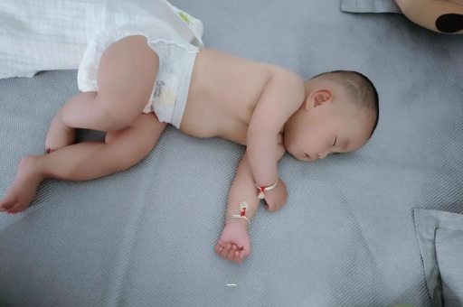 长沙宝宝胳膊上起红疙瘩
